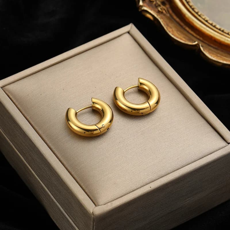 Altın Rengi Hollow Hoop Huggie Küpe